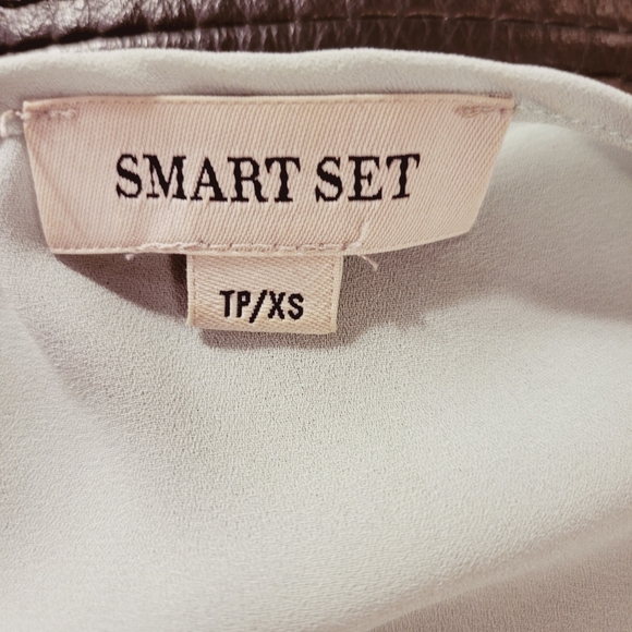 Smart Set Lace Blouse with Zipper - Picture 5 of 6